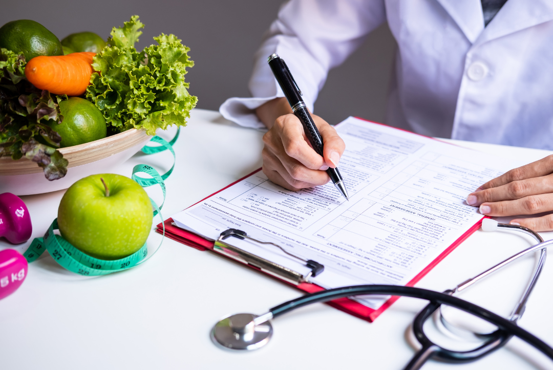 Especialista en nutrición en Bogotá guiando a un paciente hacia una alimentación equilibrada.