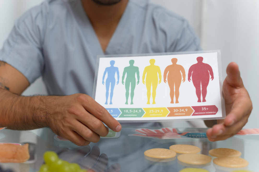 Nutricionista en Bogotá creando plan alimenticio personalizado basado en hábitos y objetivos.