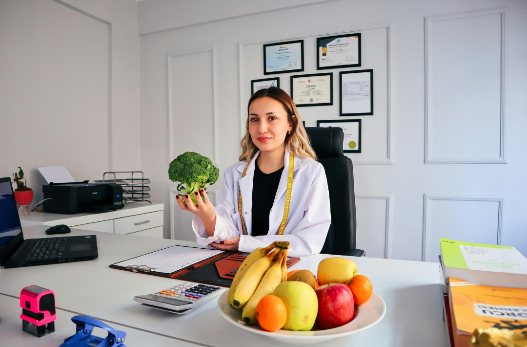 Nutricionista enseñando alimentación saludable adaptada al estilo de vida del paciente en Bogotá.
